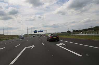 Otobanda hareket eden arabaların görüntüsü, gün ışığı görüntüsü