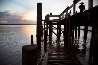 Gölün üzerindeki tahta köprü.