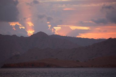 Denizin üzerinde güzel bir gün batımı