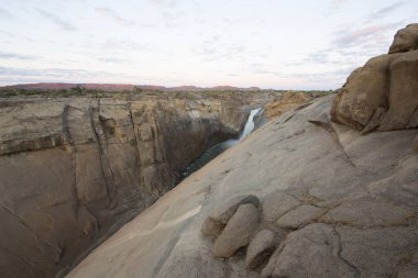 Dağlardaki güzel nehir manzarası