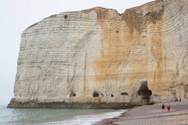 Deniz kıyısı yürüyüş insanlar
