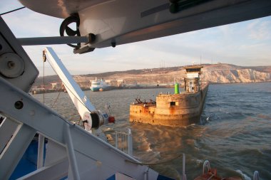 Liman iskelesi, Calais ve Dover arasındaki kalkış ve varış feribotlarıyla dolu.