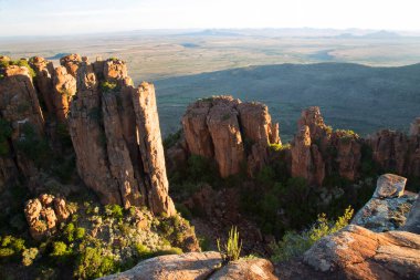 Gün batımında panoramik dağ manzarasında aşınmış kayalar önlükle kaplanır.