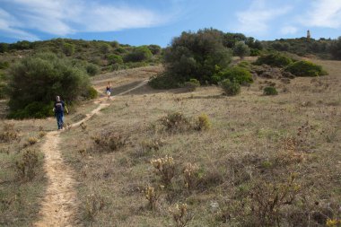 Çiftler tatilin tadını çıkarıyor, kameraya bakıyor.