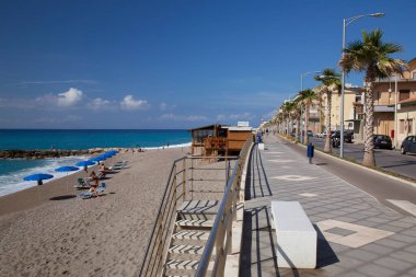 Kıyı kentindeki halk plajının gündüz görüntüsü