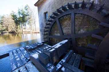 Hollanda kırsalındaki su değirmeninin manzarası