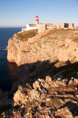 Uçurumun kenarındaki güzel sahil manzarası 