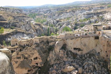 Kapadokya bölgesindeki tipik bir kasaba sert bir volkanik tepenin tepesinden görüldü.
