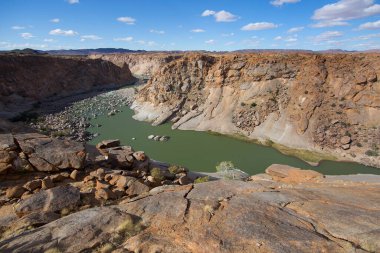 Dağlardaki güzel nehir manzarası