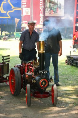 Sergi klasik treni ve parktaki diğer araçlar.