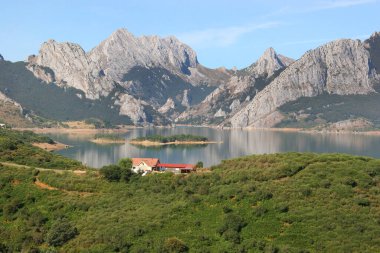 Güzel göl manzarası