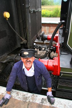 Tren istasyonundaki insanların fotoğrafı.