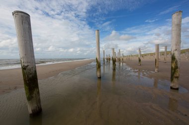 Tahta sütunlu sahil, kumlu sahil..