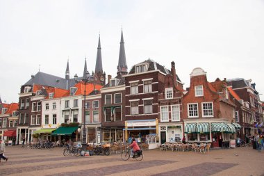 Hollanda 'nın eski Delft kasabası boyunca yürüyen turistler