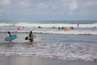 Sahildeki suda sörfçülerin görüntüsü, seyahat çekimi
