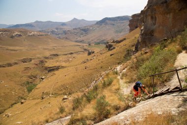 Dağlarda yürüyüş yapan güzel ve çekici bir turist.