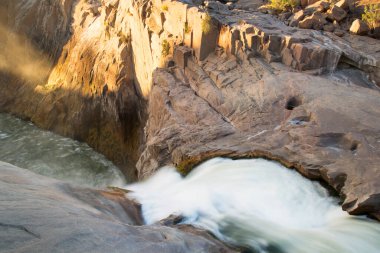 Dağlardaki güzel nehir manzarası
