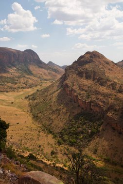 Afrika 'nın engebeli kayalık arazisi ve alçak çalı tarlaları