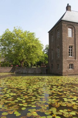 Günışığında su kanalı olan ortaçağ binası manzarası