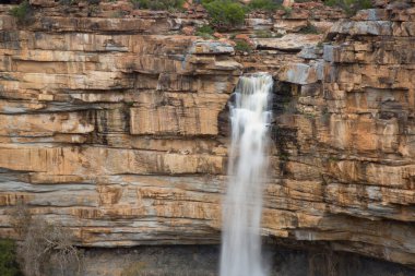 Dağlarda güzel bir şelale 