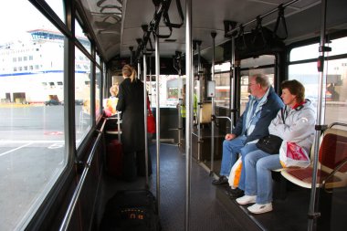 Limanda otobüse binen insanlar