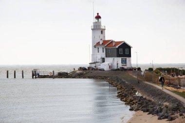 Eski deniz feneri ve ada kıyısında ve uzun iskelede yaşam alanı