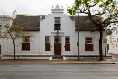 Tipik tarihi Hollanda sömürge çiftlikleri ve kırsal bir şehrin sokaklarındaki ev