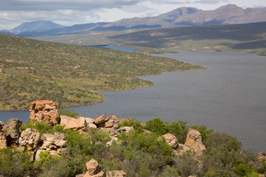 Güney Afrika 'nın Karoo çölündeki bir dağ geçidinde tipik aşınmış kaya oluşumu.
