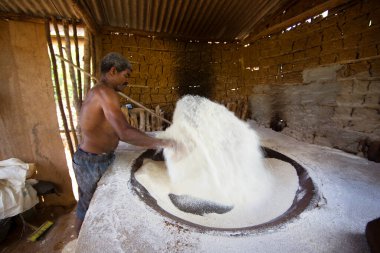 Kaya fırınında un karıştıran adam, seyahat vuruşu.