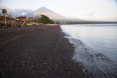 Sahilde arka planda göl var.