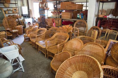 Şehirdeki bir restoranın içinde.