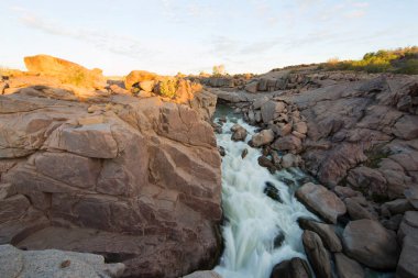 Dağlardaki güzel nehir manzarası