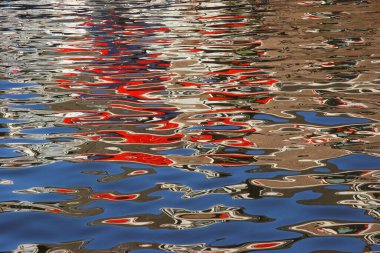 Suda renkli yansımalar