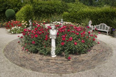 Botanik bahçesi manzaralı, heykeller ve çiçek açan.