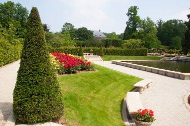 Havuzu ve yeşilliği olan güzel botanik bahçesi manzarası