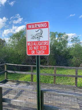 uyarı işareti timsahları besleme 