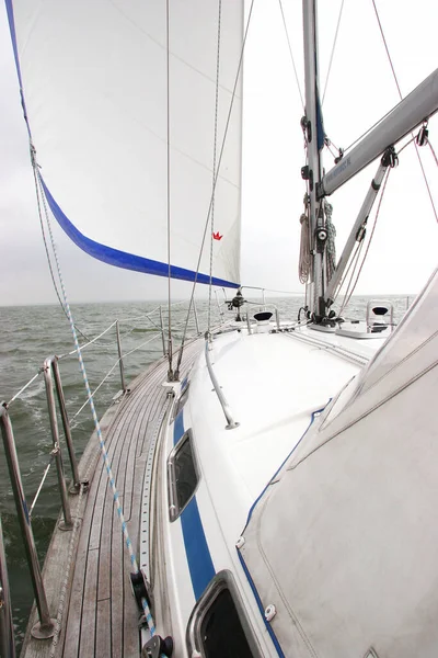 Segelboot Auf Dem Meer — Stockfoto