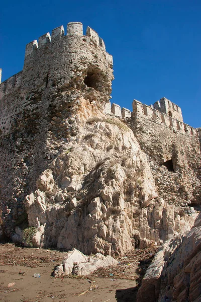 Middeleeuwse Kruisvaarders Kasteelruïnes Gebouwd Romeinse Fundamenten Kustrotsen Aan Zee — Stockfoto