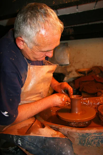陶芸家の手で土鍋を作る — ストック写真