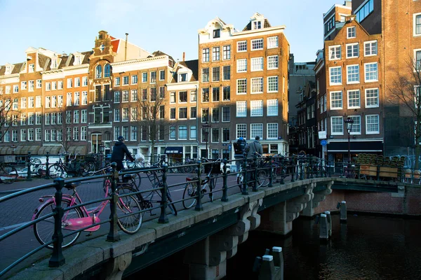 Typisch Holländische Bauten Amsterdamer Grachtengürtel Mit Straßenleben Und Möbeln — Stockfoto