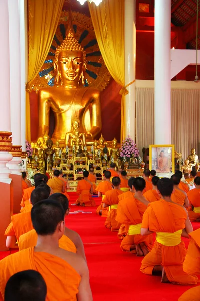 タイの仏教寺院で祈る僧侶たち — ストック写真