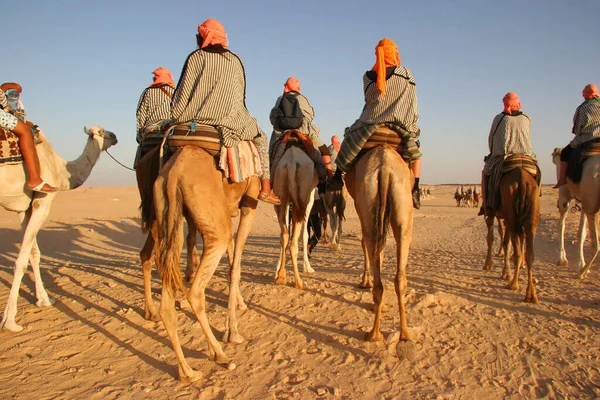 Vista Gente Montando Camellos Desierto — Foto de Stock