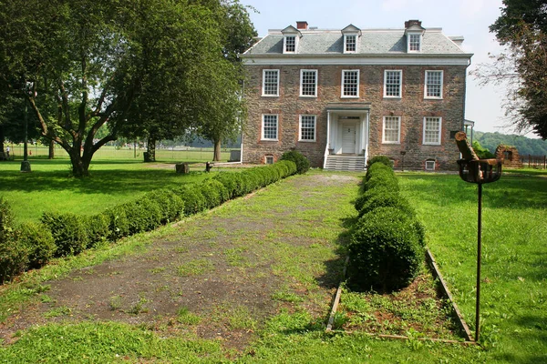 Yeşilliklerle çevrili güzel eski bir ev