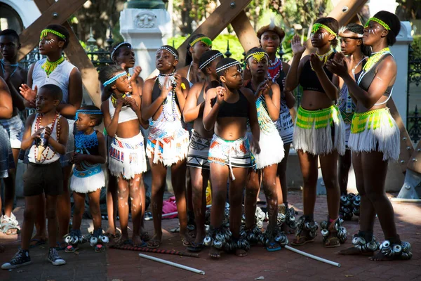身着节日服装的非洲裔人在街上跳舞 遭到枪击 — 图库照片