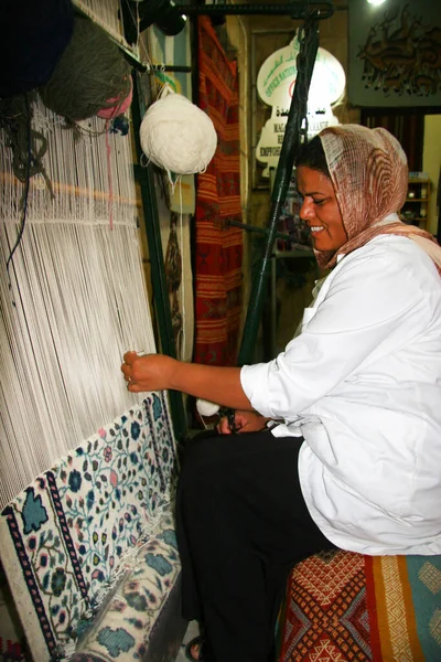 车间妇女针织地毯 — 图库照片