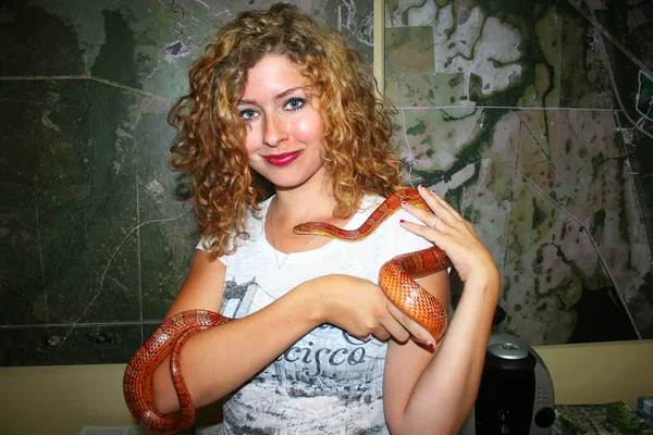 Bela Jovem Mulher Com Cobra — Fotografia de Stock