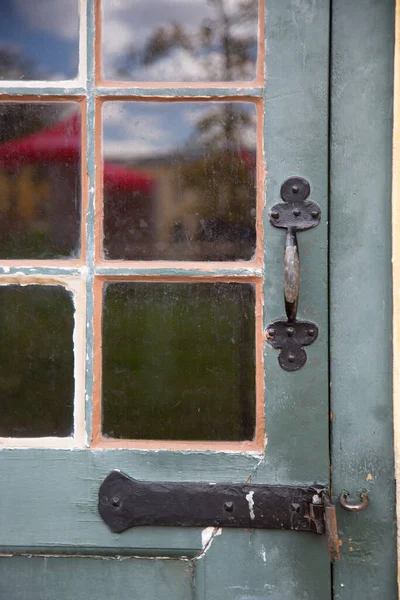 Vieja Puerta Metal Oxidado Con Una Ventana — Foto de Stock