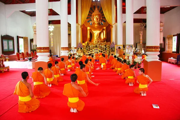 タイの仏教寺院で祈る僧侶たち — ストック写真