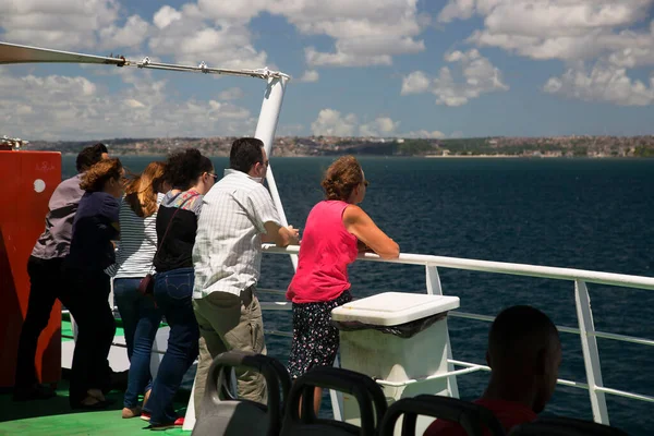 Deniz konsepti, feribot güvertesinden manzara. yaz tatili