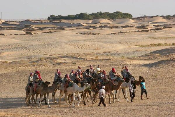 砂漠のラクダに乗っている人々の姿は — ストック写真